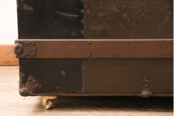 トランクダイニングテーブルをリペア&カスタム!強化ガラス天板、キャスターを取り付け。底板の補強。トランク内部はベニヤ板で内貼り加工。(リビングテーブル、センターテーブル)