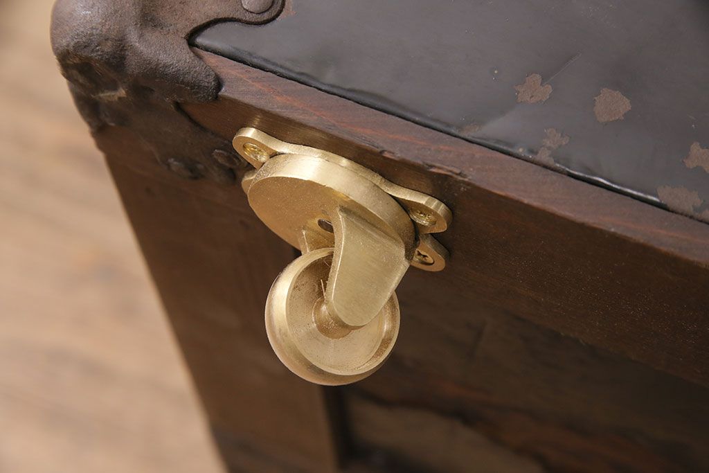 トランクダイニングテーブルをリペア&カスタム!強化ガラス天板、キャスターを取り付け。底板の補強。トランク内部はベニヤ板で内貼り加工。(リビングテーブル、センターテーブル)