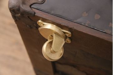 トランクダイニングテーブルをリペア&カスタム!強化ガラス天板、キャスターを取り付け。底板の補強。トランク内部はベニヤ板で内貼り加工。(リビングテーブル、センターテーブル)