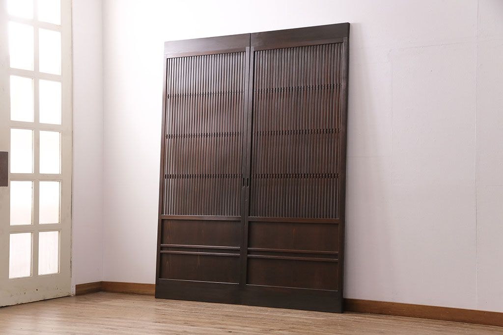 大正期の格子戸2枚をリペア&カスタム!設置場所に合わせてリサイズ。引手を取り付け。濃い茶色で着色し仕上げ。(引き戸、建具)