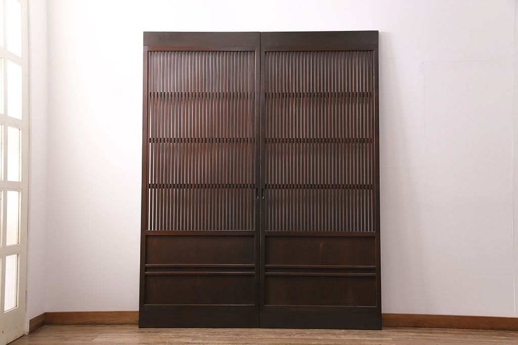 大正期の格子戸2枚をリペア&カスタム!設置場所に合わせてリサイズ。引手を取り付け。濃い茶色で着色し仕上げ。(引き戸、建具)