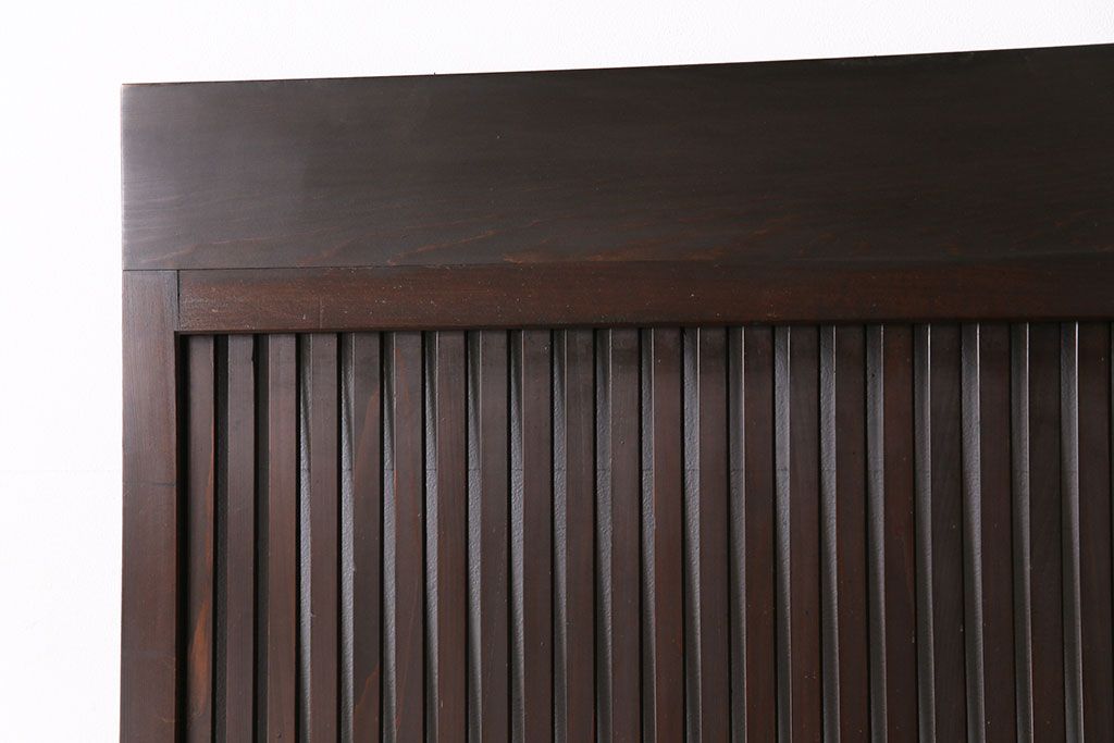 大正期の格子戸2枚をリペア&カスタム!設置場所に合わせてリサイズ。引手を取り付け。濃い茶色で着色し仕上げ。(引き戸、建具)