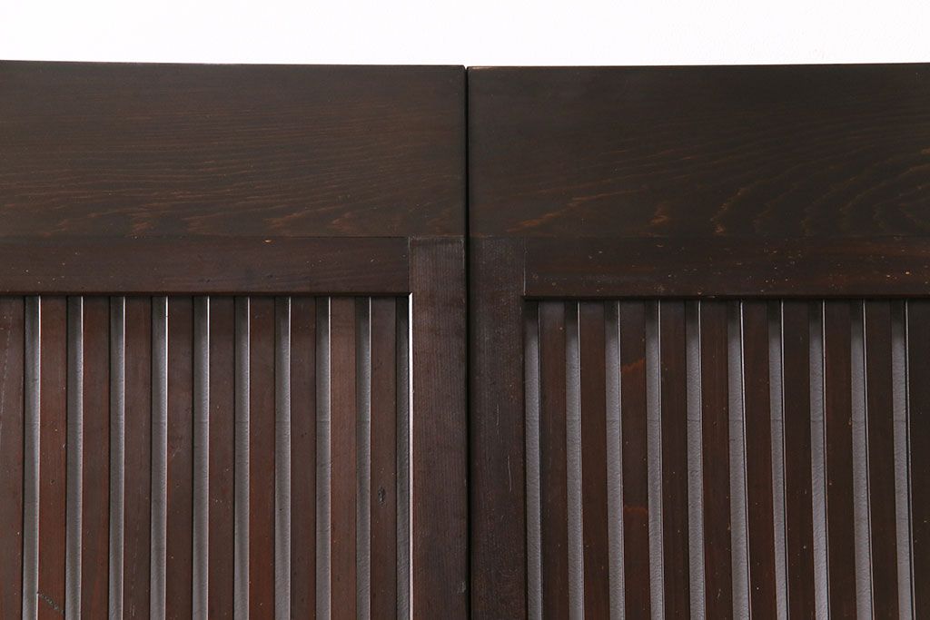 大正期の格子戸2枚をリペア&カスタム!設置場所に合わせてリサイズ。引手を取り付け。濃い茶色で着色し仕上げ。(引き戸、建具)