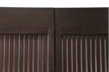 大正期の格子戸2枚をリペア&カスタム!設置場所に合わせてリサイズ。引手を取り付け。濃い茶色で着色し仕上げ。(引き戸、建具)