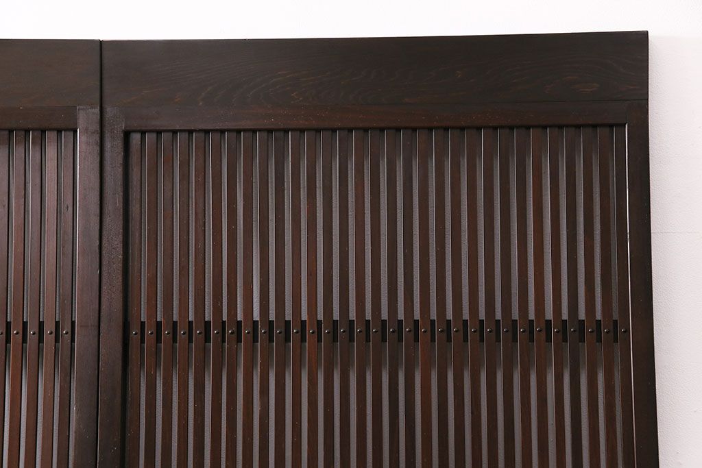 大正期の格子戸2枚をリペア&カスタム!設置場所に合わせてリサイズ。引手を取り付け。濃い茶色で着色し仕上げ。(引き戸、建具)