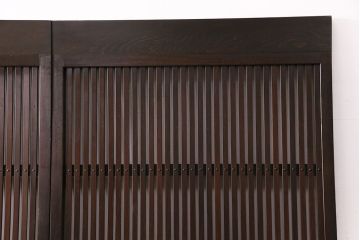 大正期の格子戸2枚をリペア&カスタム!設置場所に合わせてリサイズ。引手を取り付け。濃い茶色で着色し仕上げ。(引き戸、建具)