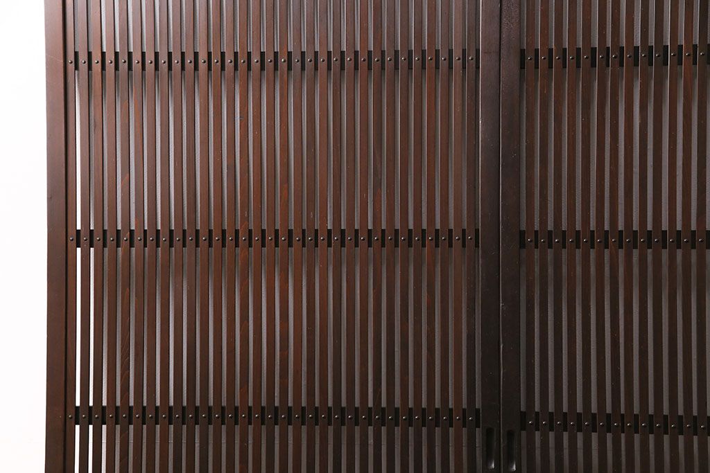 大正期の格子戸2枚をリペア&カスタム!設置場所に合わせてリサイズ。引手を取り付け。濃い茶色で着色し仕上げ。(引き戸、建具)