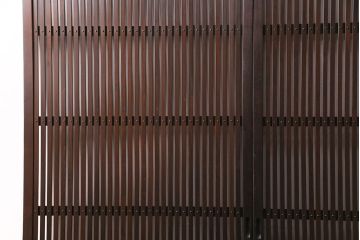 大正期の格子戸2枚をリペア&カスタム!設置場所に合わせてリサイズ。引手を取り付け。濃い茶色で着色し仕上げ。(引き戸、建具)