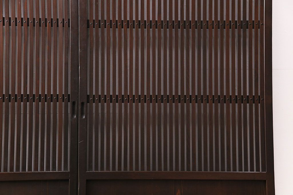 大正期の格子戸2枚をリペア&カスタム!設置場所に合わせてリサイズ。引手を取り付け。濃い茶色で着色し仕上げ。(引き戸、建具)