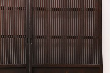 大正期の格子戸2枚をリペア&カスタム!設置場所に合わせてリサイズ。引手を取り付け。濃い茶色で着色し仕上げ。(引き戸、建具)