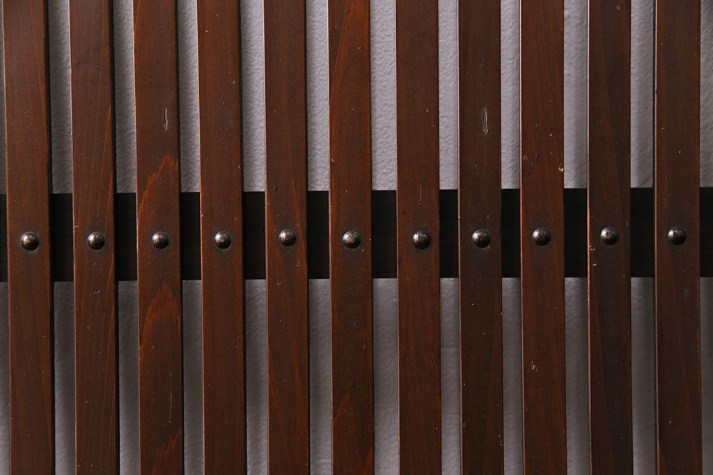 大正期の格子戸2枚をリペア&カスタム!設置場所に合わせてリサイズ。引手を取り付け。濃い茶色で着色し仕上げ。(引き戸、建具)