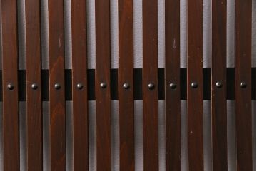 大正期の格子戸2枚をリペア&カスタム!設置場所に合わせてリサイズ。引手を取り付け。濃い茶色で着色し仕上げ。(引き戸、建具)