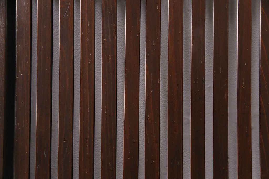 大正期の格子戸2枚をリペア&カスタム!設置場所に合わせてリサイズ。引手を取り付け。濃い茶色で着色し仕上げ。(引き戸、建具)