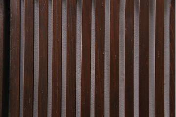 大正期の格子戸2枚をリペア&カスタム!設置場所に合わせてリサイズ。引手を取り付け。濃い茶色で着色し仕上げ。(引き戸、建具)