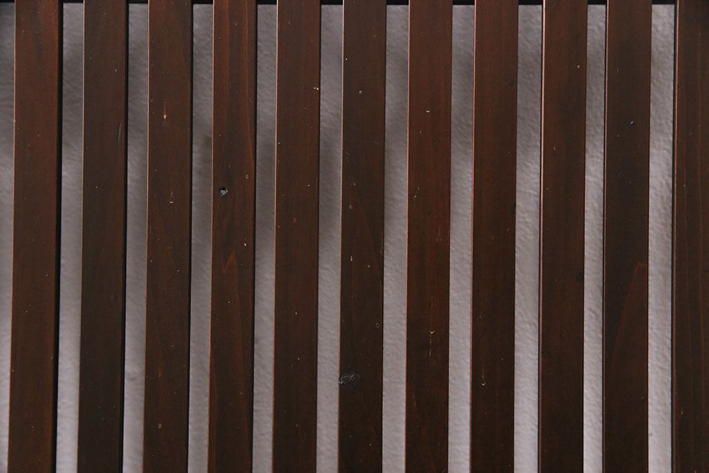 大正期の格子戸2枚をリペア&カスタム!設置場所に合わせてリサイズ。引手を取り付け。濃い茶色で着色し仕上げ。(引き戸、建具)