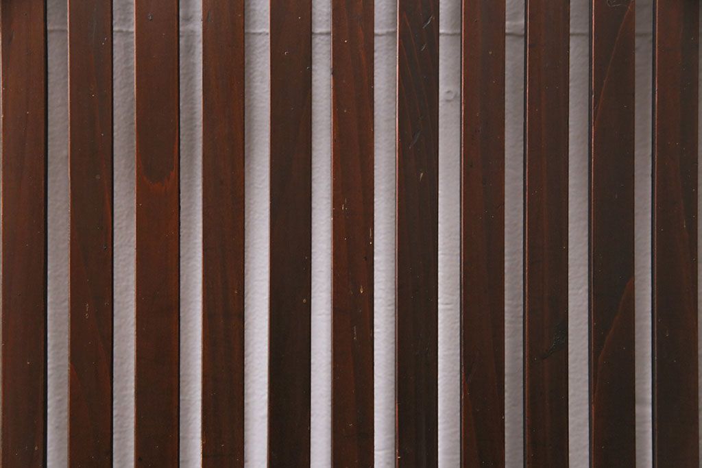 大正期の格子戸2枚をリペア&カスタム!設置場所に合わせてリサイズ。引手を取り付け。濃い茶色で着色し仕上げ。(引き戸、建具)