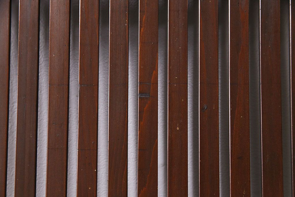 大正期の格子戸2枚をリペア&カスタム!設置場所に合わせてリサイズ。引手を取り付け。濃い茶色で着色し仕上げ。(引き戸、建具)