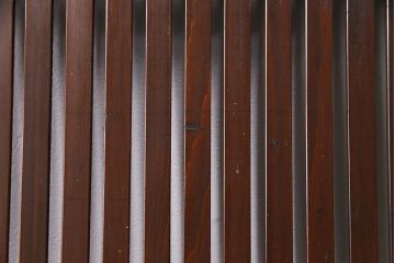 大正期の格子戸2枚をリペア&カスタム!設置場所に合わせてリサイズ。引手を取り付け。濃い茶色で着色し仕上げ。(引き戸、建具)