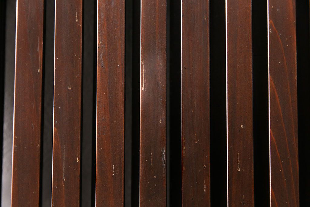 大正期の格子戸2枚をリペア&カスタム!設置場所に合わせてリサイズ。引手を取り付け。濃い茶色で着色し仕上げ。(引き戸、建具)