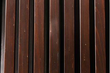 大正期の格子戸2枚をリペア&カスタム!設置場所に合わせてリサイズ。引手を取り付け。濃い茶色で着色し仕上げ。(引き戸、建具)