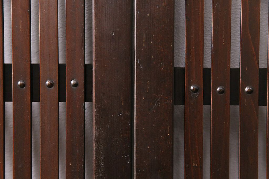 大正期の格子戸2枚をリペア&カスタム!設置場所に合わせてリサイズ。引手を取り付け。濃い茶色で着色し仕上げ。(引き戸、建具)