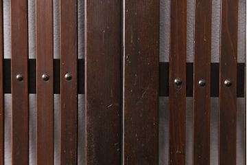 大正期の格子戸2枚をリペア&カスタム!設置場所に合わせてリサイズ。引手を取り付け。濃い茶色で着色し仕上げ。(引き戸、建具)