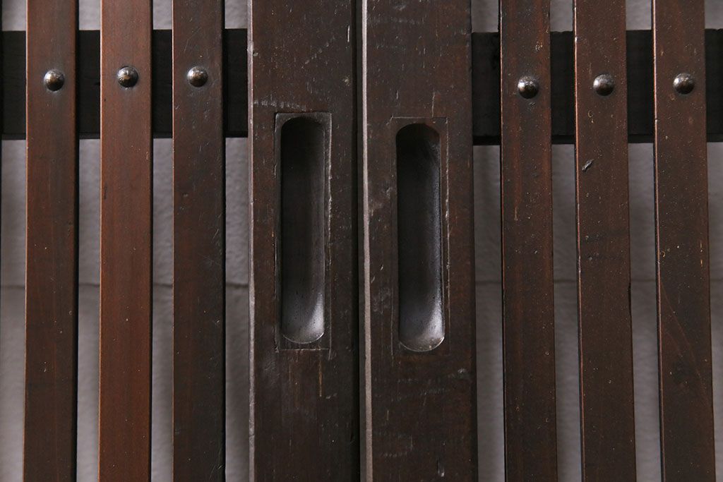 大正期の格子戸2枚をリペア&カスタム!設置場所に合わせてリサイズ。引手を取り付け。濃い茶色で着色し仕上げ。(引き戸、建具)