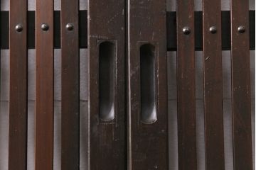 大正期の格子戸2枚をリペア&カスタム!設置場所に合わせてリサイズ。引手を取り付け。濃い茶色で着色し仕上げ。(引き戸、建具)