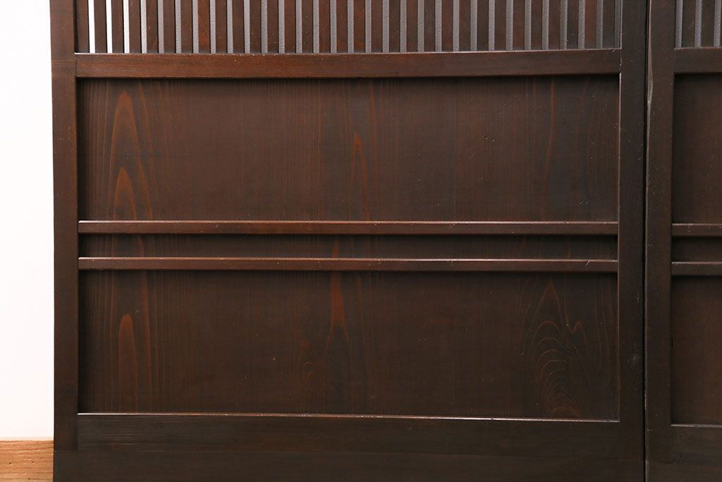 大正期の格子戸2枚をリペア&カスタム!設置場所に合わせてリサイズ。引手を取り付け。濃い茶色で着色し仕上げ。(引き戸、建具)