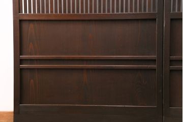 大正期の格子戸2枚をリペア&カスタム!設置場所に合わせてリサイズ。引手を取り付け。濃い茶色で着色し仕上げ。(引き戸、建具)