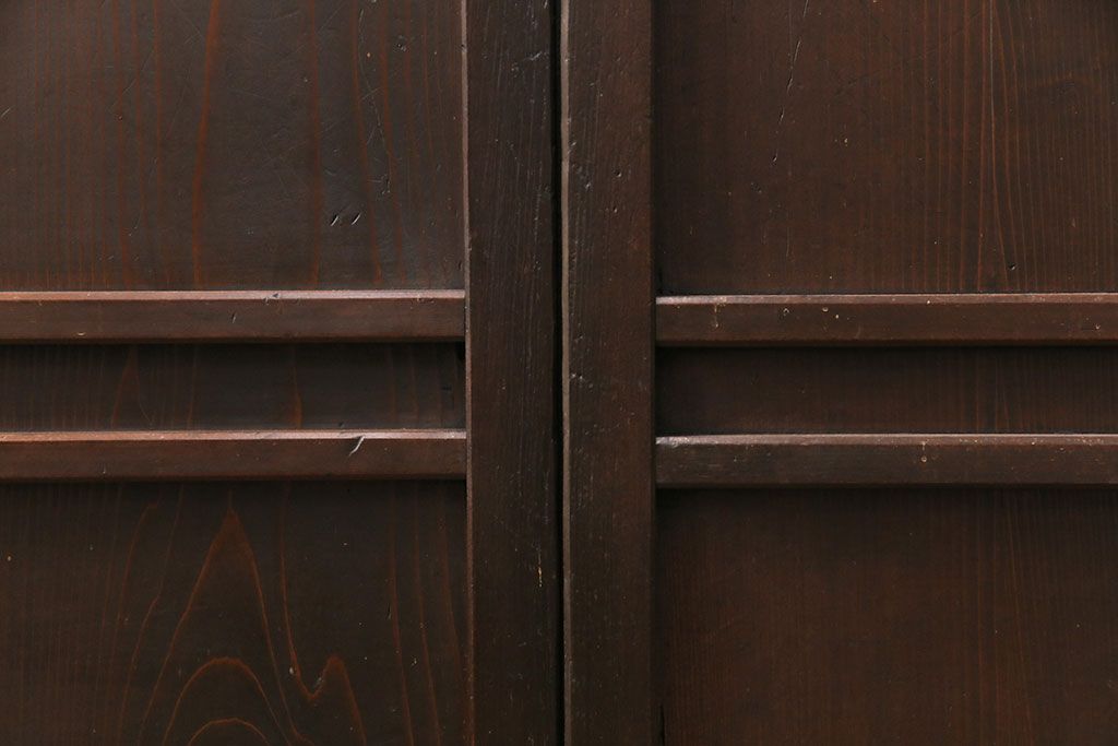 大正期の格子戸2枚をリペア&カスタム!設置場所に合わせてリサイズ。引手を取り付け。濃い茶色で着色し仕上げ。(引き戸、建具)