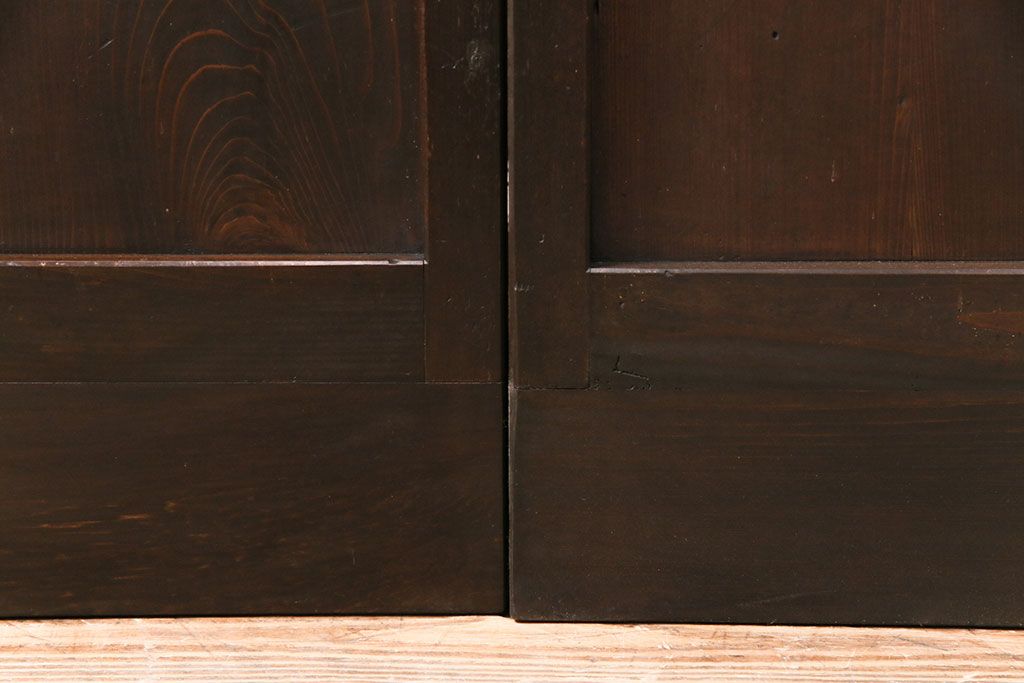 大正期の格子戸2枚をリペア&カスタム!設置場所に合わせてリサイズ。引手を取り付け。濃い茶色で着色し仕上げ。(引き戸、建具)