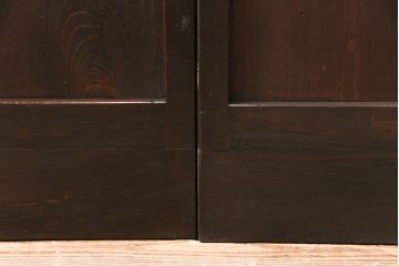 大正期の格子戸2枚をリペア&カスタム!設置場所に合わせてリサイズ。引手を取り付け。濃い茶色で着色し仕上げ。(引き戸、建具)