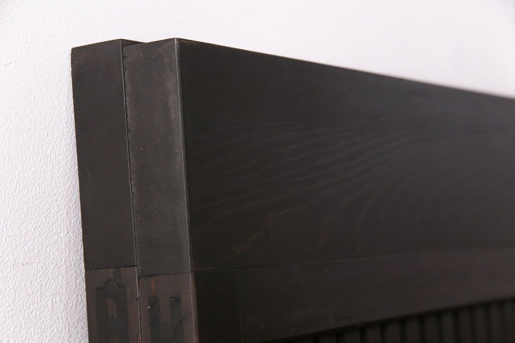 大正期の格子戸2枚をリペア&カスタム!設置場所に合わせてリサイズ。引手を取り付け。濃い茶色で着色し仕上げ。(引き戸、建具)