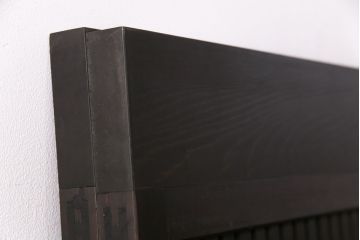 大正期の格子戸2枚をリペア&カスタム!設置場所に合わせてリサイズ。引手を取り付け。濃い茶色で着色し仕上げ。(引き戸、建具)