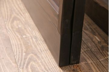 大正期の格子戸2枚をリペア&カスタム!設置場所に合わせてリサイズ。引手を取り付け。濃い茶色で着色し仕上げ。(引き戸、建具)