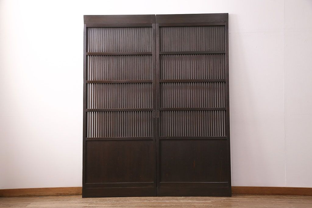 大正期の格子戸2枚をリペア&カスタム!設置場所に合わせてリサイズ。引手を取り付け。濃い茶色で着色し仕上げ。(引き戸、建具)