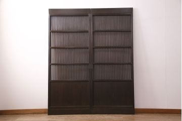 大正期の格子戸2枚をリペア&カスタム!設置場所に合わせてリサイズ。引手を取り付け。濃い茶色で着色し仕上げ。(引き戸、建具)