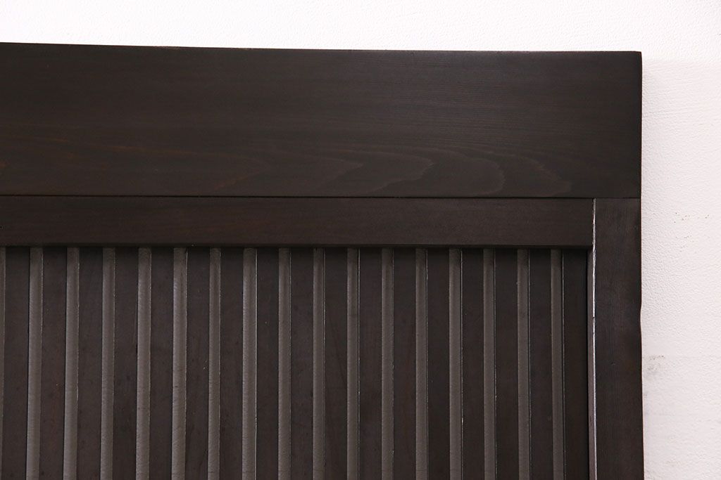 大正期の格子戸2枚をリペア&カスタム!設置場所に合わせてリサイズ。引手を取り付け。濃い茶色で着色し仕上げ。(引き戸、建具)