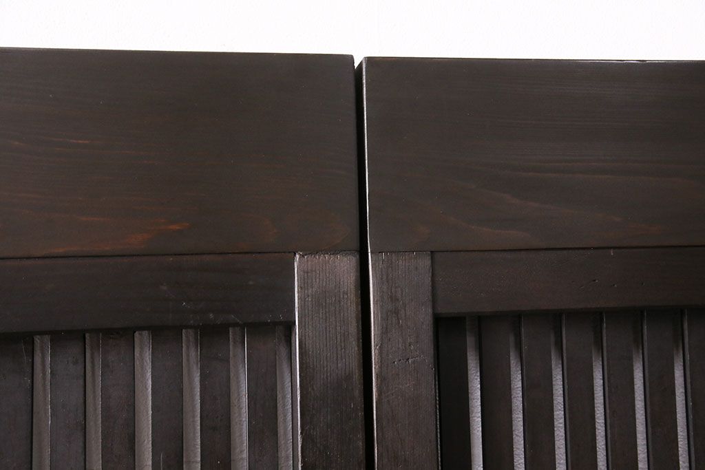 大正期の格子戸2枚をリペア&カスタム!設置場所に合わせてリサイズ。引手を取り付け。濃い茶色で着色し仕上げ。(引き戸、建具)