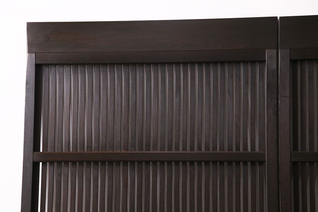 大正期の格子戸2枚をリペア&カスタム!設置場所に合わせてリサイズ。引手を取り付け。濃い茶色で着色し仕上げ。(引き戸、建具)