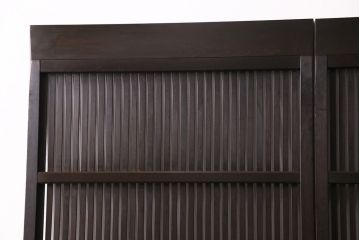 大正期の格子戸2枚をリペア&カスタム!設置場所に合わせてリサイズ。引手を取り付け。濃い茶色で着色し仕上げ。(引き戸、建具)