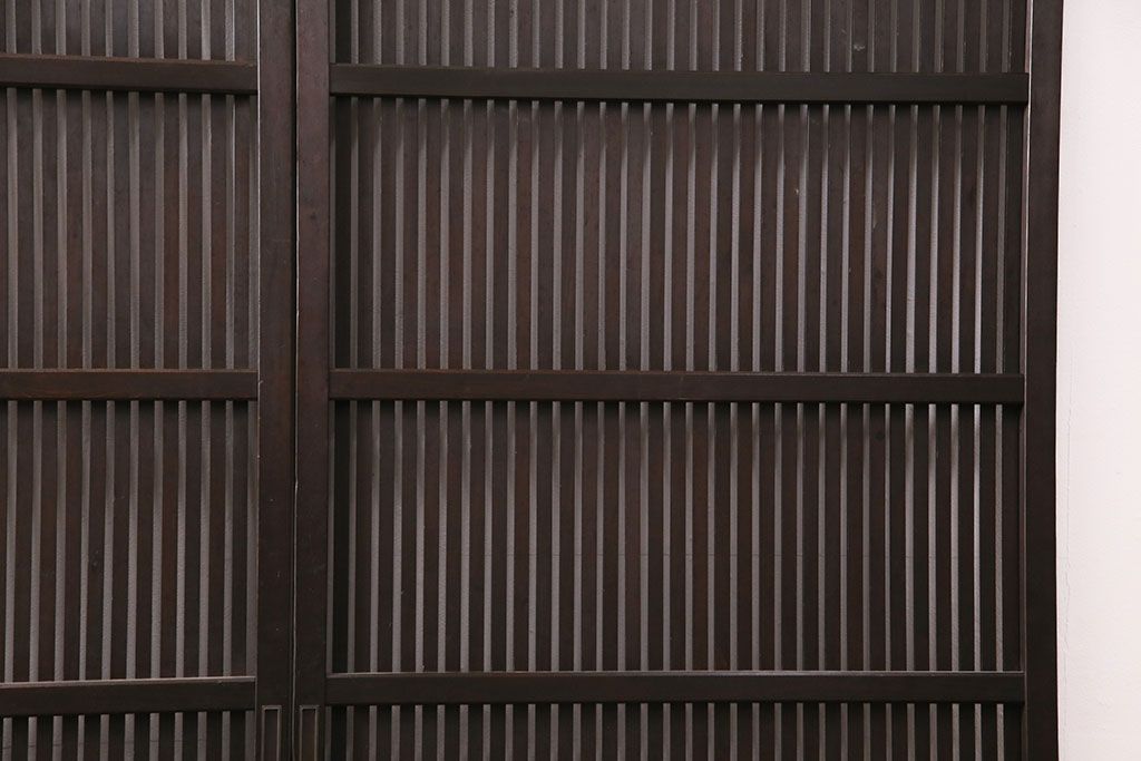 大正期の格子戸2枚をリペア&カスタム!設置場所に合わせてリサイズ。引手を取り付け。濃い茶色で着色し仕上げ。(引き戸、建具)