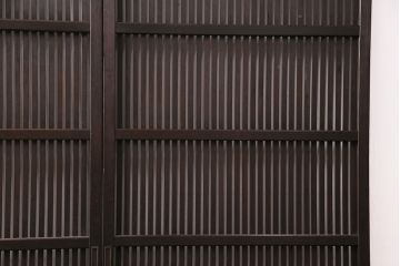 大正期の格子戸2枚をリペア&カスタム!設置場所に合わせてリサイズ。引手を取り付け。濃い茶色で着色し仕上げ。(引き戸、建具)
