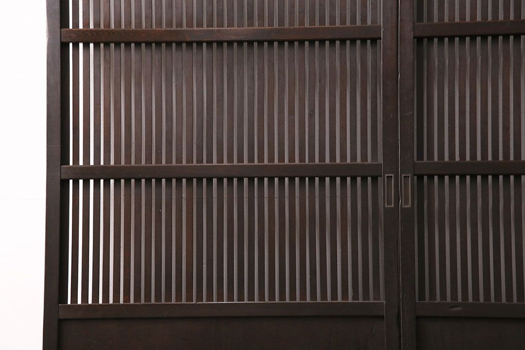 大正期の格子戸2枚をリペア&カスタム!設置場所に合わせてリサイズ。引手を取り付け。濃い茶色で着色し仕上げ。(引き戸、建具)