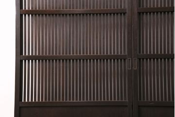 大正期の格子戸2枚をリペア&カスタム!設置場所に合わせてリサイズ。引手を取り付け。濃い茶色で着色し仕上げ。(引き戸、建具)