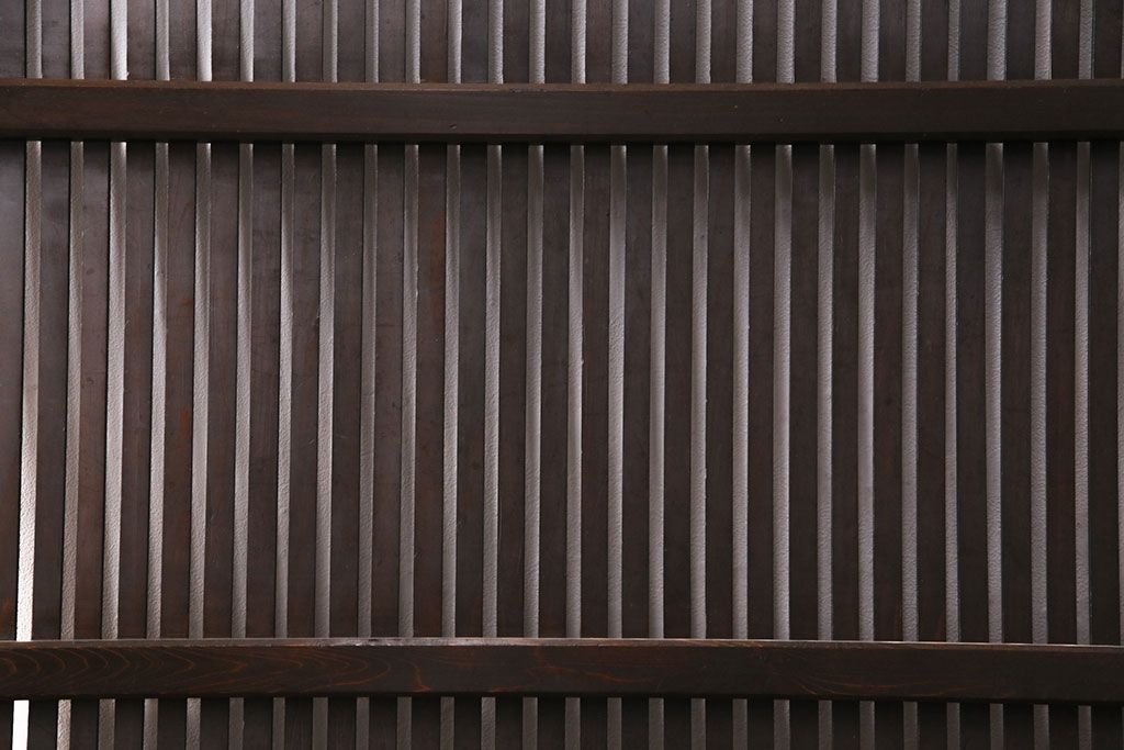 大正期の格子戸2枚をリペア&カスタム!設置場所に合わせてリサイズ。引手を取り付け。濃い茶色で着色し仕上げ。(引き戸、建具)