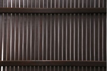 大正期の格子戸2枚をリペア&カスタム!設置場所に合わせてリサイズ。引手を取り付け。濃い茶色で着色し仕上げ。(引き戸、建具)