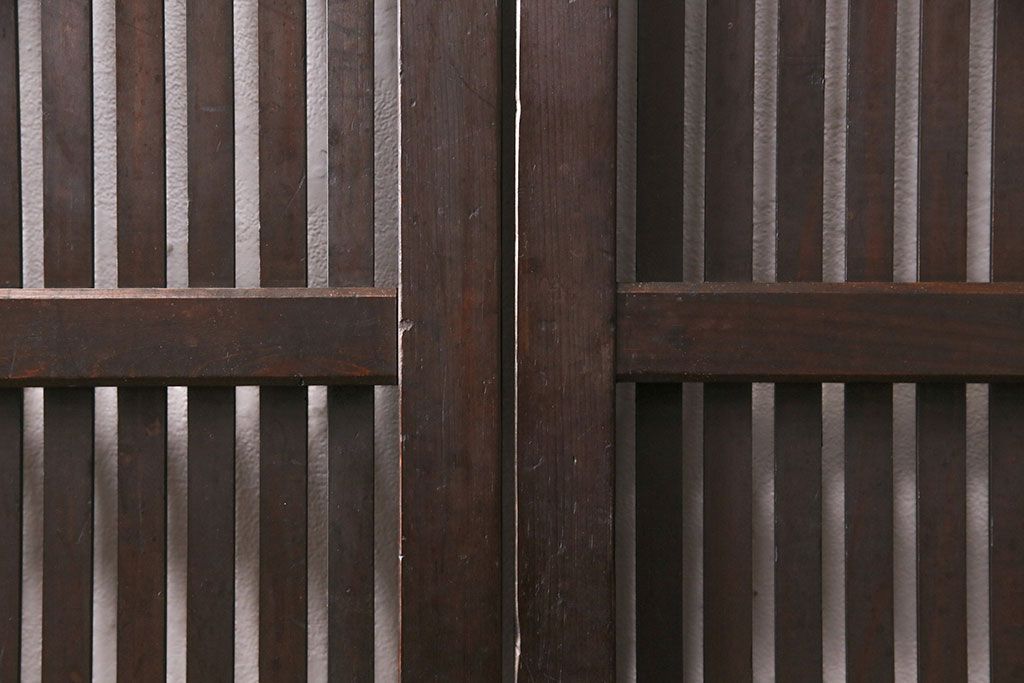 大正期の格子戸2枚をリペア&カスタム!設置場所に合わせてリサイズ。引手を取り付け。濃い茶色で着色し仕上げ。(引き戸、建具)