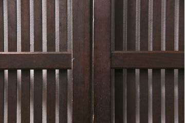 大正期の格子戸2枚をリペア&カスタム!設置場所に合わせてリサイズ。引手を取り付け。濃い茶色で着色し仕上げ。(引き戸、建具)